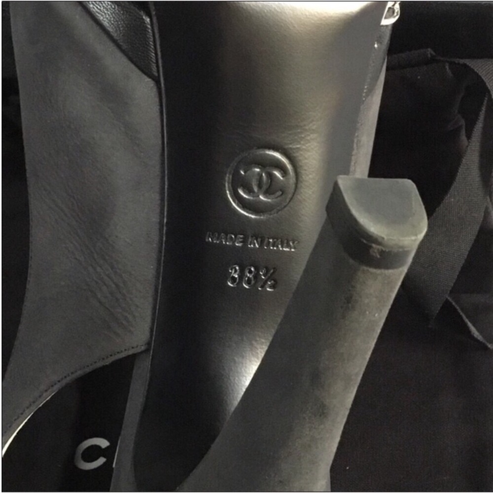 CHANEL - Picture 12 of 16